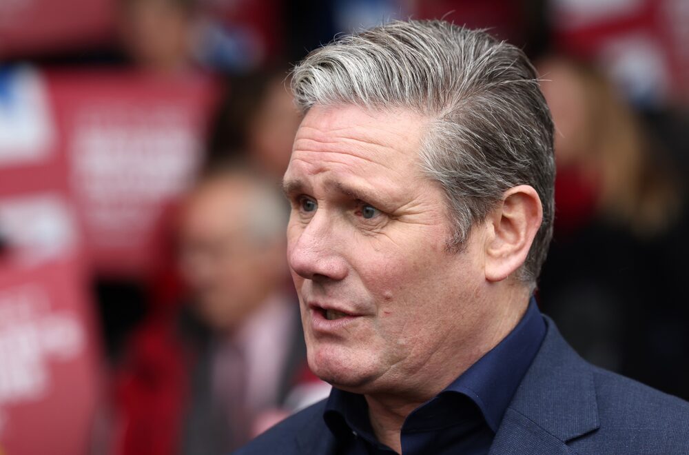 Keri Starmer del Partido Laborista británico celebra su doble victoria en las elecciones parciales. Keri Starmer del Partido Laborista británico celebra su doble victoria en las elecciones parciales.