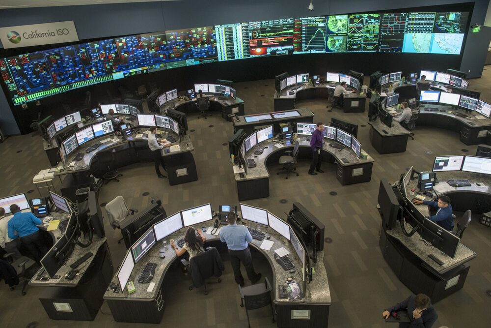 El Operador del Sistema Independiente de California dijo este mes que el estado puede correr el riesgo de sufrir apagones durante los próximos veranos en medio de un clima extremo. Fotógrafo: David Paul Morris/Bloomberg El Operador del Sistema Independiente de California dijo este mes que el estado puede correr el riesgo de sufrir apagones durante los próximos veranos en medio de un clima extremo. Fotógrafo: David Paul Morris/Bloomberg