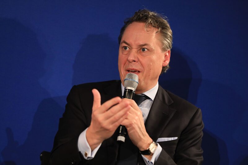 Em seu segundo ano no comando do banco, ele está incentivando os mais de 70.000 funcionários do UBS a serem conhecidos por sua função Em seu segundo ano no comando do banco, ele está incentivando os mais de 70.000 funcionários do UBS a serem conhecidos por sua função