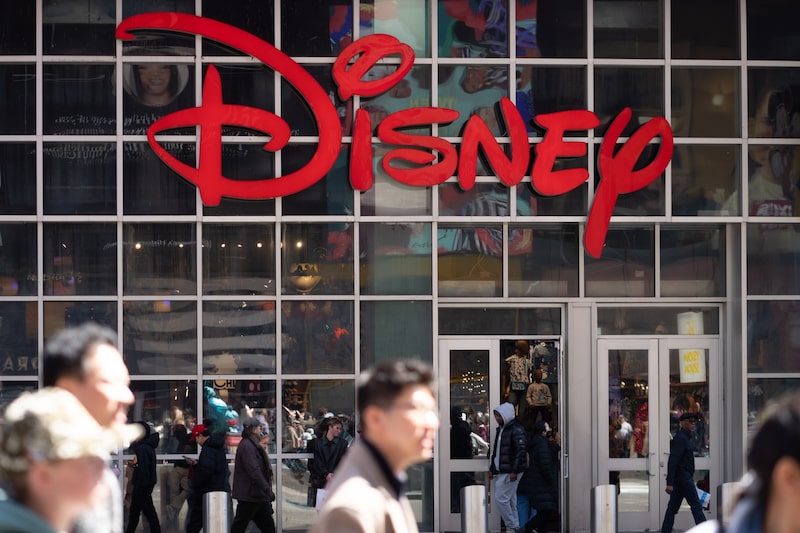 Disney prevé ahora un descenso de los beneficios de un dígito intermedio en el cuarto trimestre fiscal en curso. Disney prevé ahora un descenso de los beneficios de un dígito intermedio en el cuarto trimestre fiscal en curso.