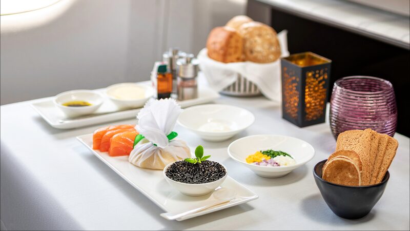 A Qatar Airways serve caviar na classe executiva em 13 rotas internacionais: uma das novas tendências da aviação (Foto: Qatar Airways) A Qatar Airways serve caviar na classe executiva em 13 rotas internacionais: uma das novas tendências da aviação (Foto: Qatar Airways)