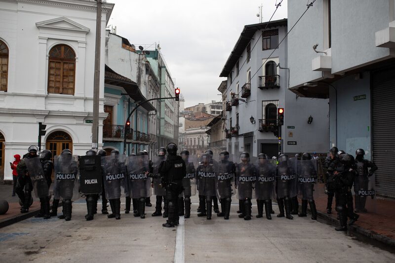 Agentes de policía forman una línea durante una protesta del movimiento indígena en Quito, Ecuador. Agentes de policía forman una línea durante una protesta del movimiento indígena en Quito, Ecuador.