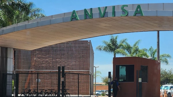 Coca-Cola recolhe lote de água mineral Crystal após contaminação, diz Anvisa Coca-Cola recolhe lote de água mineral Crystal após contaminação, diz Anvisa