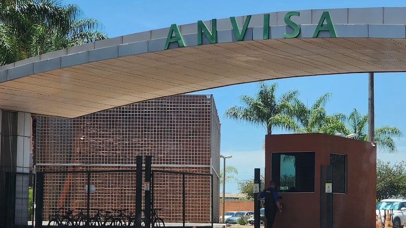 Coca-Cola recolhe lote de água mineral Crystal após contaminação, diz Anvisa Coca-Cola recolhe lote de água mineral Crystal após contaminação, diz Anvisa