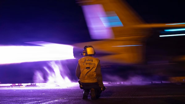 EUA e Irã voltam a trocar ataques após um mês e elevam tensão no Estreito de Ormuz EUA e Irã voltam a trocar ataques após um mês e elevam tensão no Estreito de Ormuz