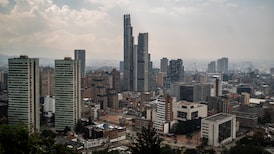 Colombia busca vender deuda en dólares ante año electoral agitado Colombia busca vender deuda en dólares ante año electoral agitado