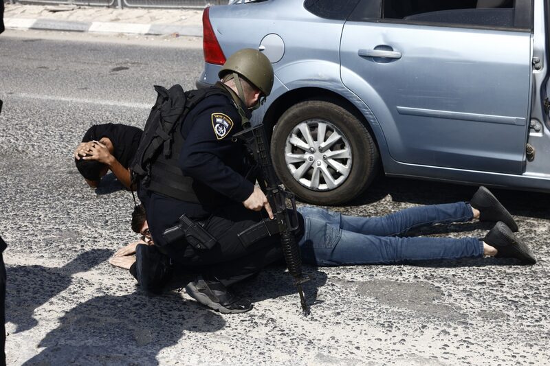 La policía israelí controla a los ocupantes de un vehículo cerca de Ashkelon, Israel, el domingo 8 de octubre de 2023. Los combates continuaron en el sur de Israel por segundo día consecutivo mientras las Fuerzas de Defensa israelíes trataban de recuperar el control de las zonas infiltradas ayer por militantes de la Franja de Gaza. Fotógrafo: Kobi Wolf/Bloomberg La policía israelí controla a los ocupantes de un vehículo cerca de Ashkelon, Israel, el domingo 8 de octubre de 2023. Los combates continuaron en el sur de Israel por segundo día consecutivo mientras las Fuerzas de Defensa israelíes trataban de recuperar el control de las zonas infiltradas ayer por militantes de la Franja de Gaza. Fotógrafo: Kobi Wolf/Bloomberg