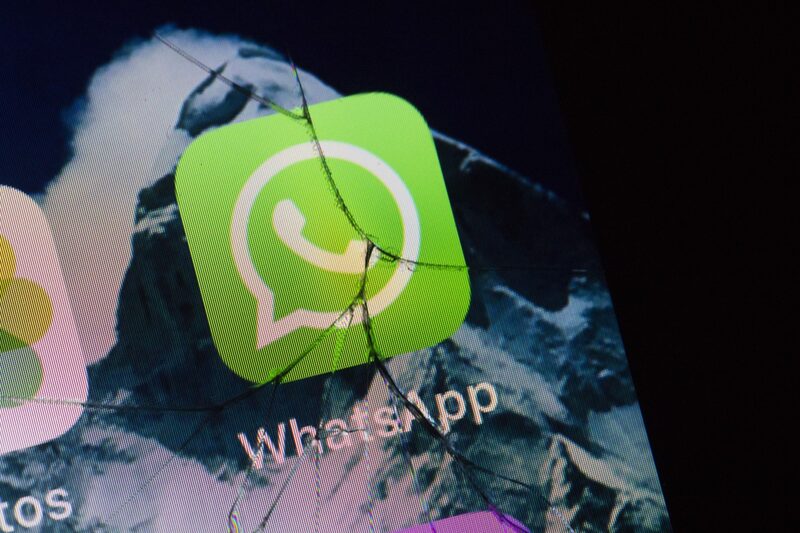 Un icono de la aplicación para Facebook Inc. WhatsApp dispuesto en la pantalla rota de un teléfono inteligente en Sydney, Nueva Gales del Sur, Australia, el miércoles 20 de enero de 2021. Un icono de la aplicación para Facebook Inc. WhatsApp dispuesto en la pantalla rota de un teléfono inteligente en Sydney, Nueva Gales del Sur, Australia, el miércoles 20 de enero de 2021.