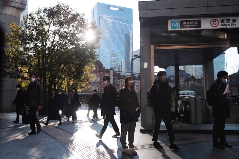 Viajeros matutinos frente a la estación de Tokio. Viajeros matutinos frente a la estación de Tokio.