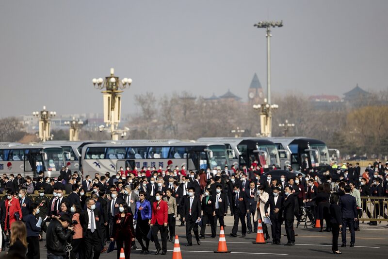Los delegados llegan al Gran Salón del Pueblo antes de la apertura de la primera sesión de la XIV Conferencia Consultiva Política del Pueblo Chino (CCPPC) el 4 de marzo. Fotógrafo: Lintao Zhang/Getty Images Los delegados llegan al Gran Salón del Pueblo antes de la apertura de la primera sesión de la XIV Conferencia Consultiva Política del Pueblo Chino (CCPPC) el 4 de marzo. Fotógrafo: Lintao Zhang/Getty Images