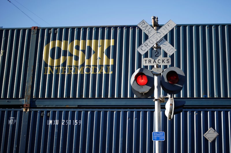 Un tren intermodal de contenedores de CSX Transportation, Inc. en dirección norte pasa por un paso a nivel en Louisville, Kentucky (EE. UU.), el viernes 13 de octubre de 2017. Un tren intermodal de contenedores de CSX Transportation, Inc. en dirección norte pasa por un paso a nivel en Louisville, Kentucky (EE. UU.), el viernes 13 de octubre de 2017.