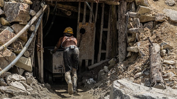 Rescatados tras dos días atrapados los 23 mineros de la canadiense Aris Mining Rescatados tras dos días atrapados los 23 mineros de la canadiense Aris Mining