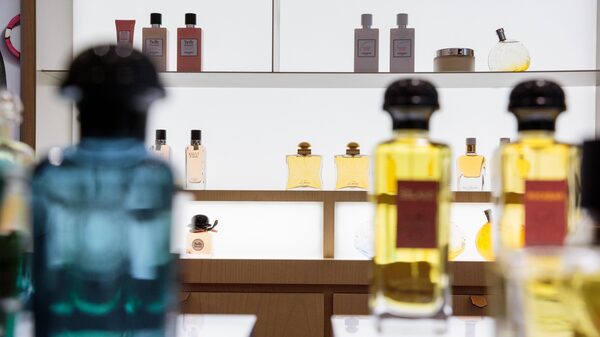 Perfumes de lujo y velas perfumadas experimentan gran demanda de consumidores Perfumes de lujo y velas perfumadas experimentan gran demanda de consumidores