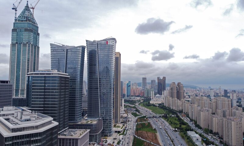 Rascacielos de oficinas en el Centro Financiero de Estambul (CFE), frente a bloques de apartamentos residenciales en Estambul, Turquía. Rascacielos de oficinas en el Centro Financiero de Estambul (CFE), frente a bloques de apartamentos residenciales en Estambul, Turquía.