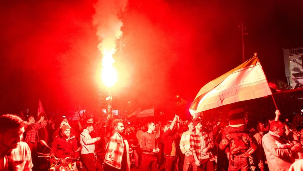 Partidarios progubernamentales iraníes se reúnen en la Plaza de Palestina en Teherán, el 14 de abril de 2024, en una celebración del ataque del IRGC iraní contra Israel en la madrugada. (Photo by HOSSEIN BERIS/Middle East Images/AFP via Getty Images) Partidarios progubernamentales iraníes se reúnen en la Plaza de Palestina en Teherán, el 14 de abril de 2024, en una celebración del ataque del IRGC iraní contra Israel en la madrugada. (Photo by HOSSEIN BERIS/Middle East Images/AFP via Getty Images)