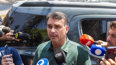 Flávio Bolsonaro dice que la Policía Federal lo citó para que entregue su pasaporte Flávio Bolsonaro dice que la Policía Federal lo citó para que entregue su pasaporte