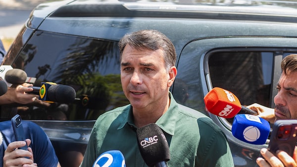 Flávio diz que vai pedir cassação de Lula e que PF o intimou a entregar passaporte Flávio diz que vai pedir cassação de Lula e que PF o intimou a entregar passaporte