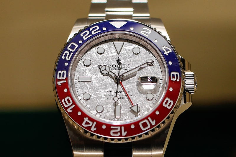 Un reloj de pulsera de lujo GMT-Master II con esfera de meteorito, fabricado por Rolex SA, se expone durante el segundo día de la feria de joyería y relojería de lujo Baselworld 2019 en Basilea, Suiza, el jueves 21 de marzo de 2019. Un reloj de pulsera de lujo GMT-Master II con esfera de meteorito, fabricado por Rolex SA, se expone durante el segundo día de la feria de joyería y relojería de lujo Baselworld 2019 en Basilea, Suiza, el jueves 21 de marzo de 2019.