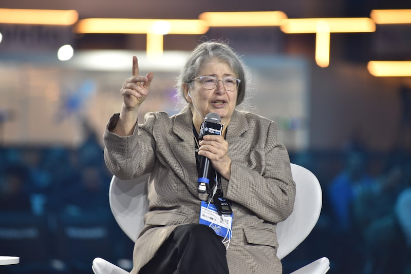 Radia Perlman: "Esperaria que uma IA de rede atuasse majoritariamente como um monitor, alertando os seres humanos sobre anomalias, em vez de tomar decisões autônomas imprevisíveis" Radia Perlman: "Esperaria que uma IA de rede atuasse majoritariamente como um monitor, alertando os seres humanos sobre anomalias, em vez de tomar decisões autônomas imprevisíveis"