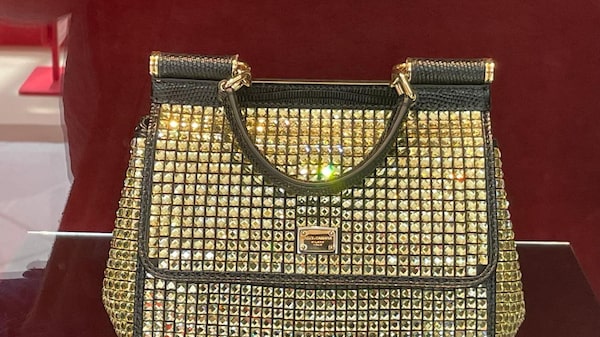 Dolce & Gabbana negocia com credores após queda na demanda por luxo, dizem fontes Dolce & Gabbana negocia com credores após queda na demanda por luxo, dizem fontes