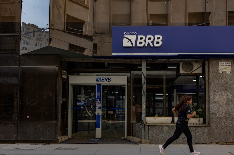 Una sucursal del Banco de Brasilia en el distrito financiero de São Paulo. Una sucursal del Banco de Brasilia en el distrito financiero de São Paulo.