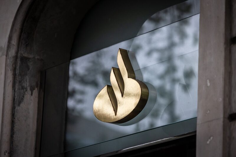 Santander global tem sido negociado na Bolsa de Madri em seu maior patamar em pelo menos 11 anos (Foto: Angel Garcia/Bloomberg) Santander global tem sido negociado na Bolsa de Madri em seu maior patamar em pelo menos 11 anos (Foto: Angel Garcia/Bloomberg)