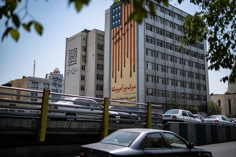 Los vehículos circulan por una avenida bajo un mural contra Estados Unidos en Teherán, Irán, el 16 de julio de 2026. Esto ocurre en medio de nuevas tensiones entre Irán y Estados Unidos. (Foto de Morteza Nikoubazl/NurPhoto vía Getty Images) Los vehículos circulan por una avenida bajo un mural contra Estados Unidos en Teherán, Irán, el 16 de julio de 2026. Esto ocurre en medio de nuevas tensiones entre Irán y Estados Unidos. (Foto de Morteza Nikoubazl/NurPhoto vía Getty Images)