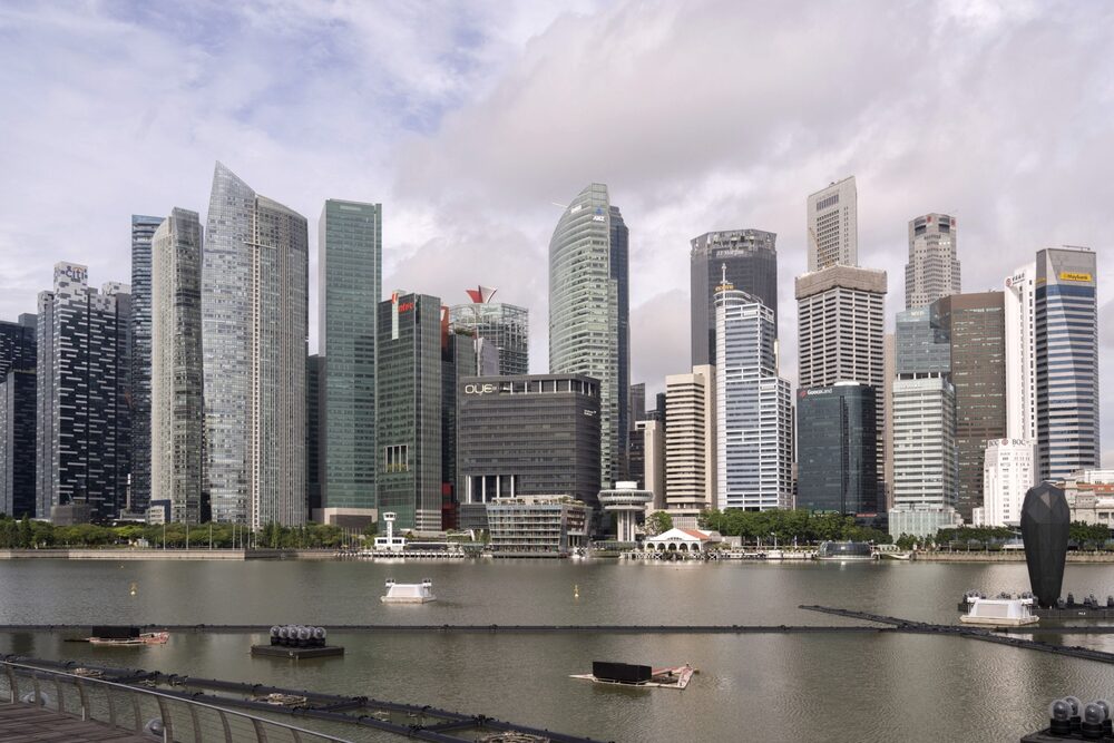 Las personas adineradas de la ciudad de Singapur prefieren ser más discretos, donde las ventas de apartamentos, vehículos y relojes, entre otros han descendido. Las personas adineradas de la ciudad de Singapur prefieren ser más discretos, donde las ventas de apartamentos, vehículos y relojes, entre otros han descendido.