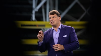 Tarifas de Trump terão efeito ‘devastador’ para montadoras, diz CEO da Ford Tarifas de Trump terão efeito ‘devastador’ para montadoras, diz CEO da Ford