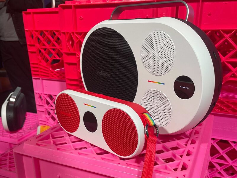 Todos os quatro players têm conexões bluetooth e emparelhamento estéreo para que os ouvintes possam conectá-los ao telefone ou computador Todos os quatro players têm conexões bluetooth e emparelhamento estéreo para que os ouvintes possam conectá-los ao telefone ou computador