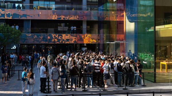 Compradores acuden en masa a las tiendas de Apple en China pese al veto al iPhone Compradores acuden en masa a las tiendas de Apple en China pese al veto al iPhone