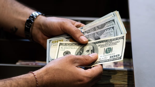 Dólar sobe mais de 1,5%, a R$ 5,06, e Ibovespa cai com virada nas bolsas globais Dólar sobe mais de 1,5%, a R$ 5,06, e Ibovespa cai com virada nas bolsas globais