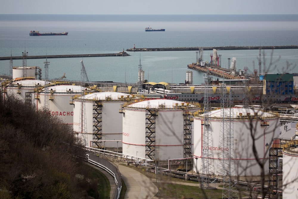 En la refinería RN-Tuapsinsky, operada por Rosneft Oil Co., se ven tanques de almacenamiento de petróleo. En la refinería RN-Tuapsinsky, operada por Rosneft Oil Co., se ven tanques de almacenamiento de petróleo.
