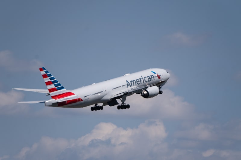 Un avión de American Airlines Group Inc. tras despegar del Aeropuerto Charles de Gaulle de París. Fotógrafo: Nathan Laine/Bloomberg Un avión de American Airlines Group Inc. tras despegar del Aeropuerto Charles de Gaulle de París. Fotógrafo: Nathan Laine/Bloomberg