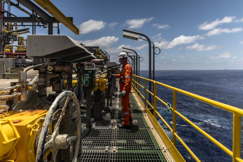 Trabajadores en un buque flotante de producción y almacenamiento en el yacimiento de Búzios, frente a la costa de Río de Janeiro. Fotógrafo: Dado Galdieri/Bloomberg. Trabajadores en un buque flotante de producción y almacenamiento en el yacimiento de Búzios, frente a la costa de Río de Janeiro. Fotógrafo: Dado Galdieri/Bloomberg.