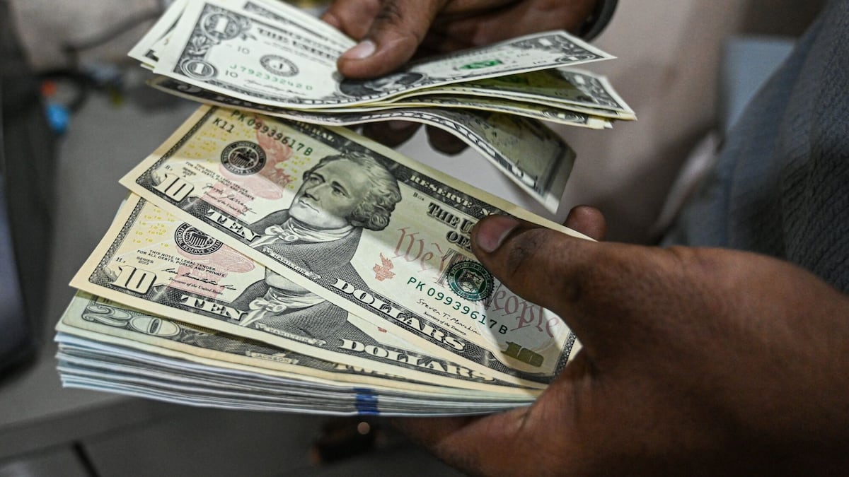 Un empleado cuenta billetes de dólares estadounidenses.