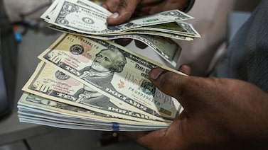 Dólar recua globalmente após trégua no Oriente Médio e reconfigura mercados globais Dólar recua globalmente após trégua no Oriente Médio e reconfigura mercados globais