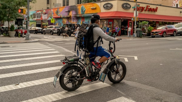 Febre de bicicletas elétricas entre adolescentes vira crise de segurança viária nos EUA Febre de bicicletas elétricas entre adolescentes vira crise de segurança viária nos EUA