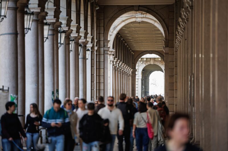Medida aliviará a carga sobre os assalariados de classe média e permitirá que a primeira-ministra Giorgia Meloni cumpra sua promessa aos eleitores a um custo de cerca de € 9 bilhões em três anos Medida aliviará a carga sobre os assalariados de classe média e permitirá que a primeira-ministra Giorgia Meloni cumpra sua promessa aos eleitores a um custo de cerca de € 9 bilhões em três anos