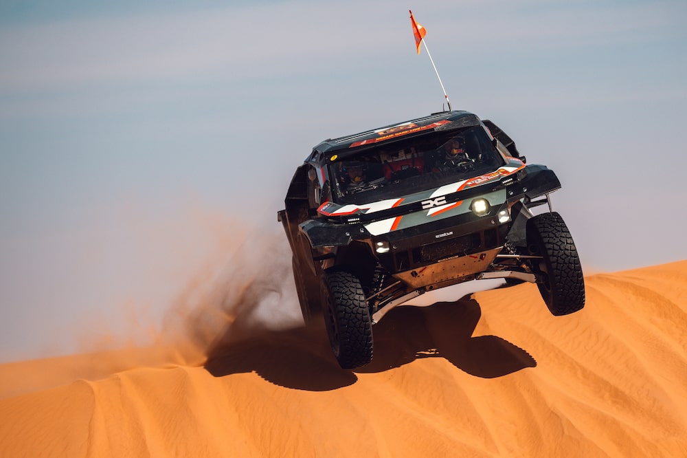 Lucas Moraes ao volante do Dacia Sandrider, carro com que disputa a temporada 2026 ao lado do navegador alemão Dennis Zenz, numa equipe que inclui o francês Sébastien Loeb e o catari Nasser Al-Attiyah Lucas Moraes ao volante do Dacia Sandrider, carro com que disputa a temporada 2026 ao lado do navegador alemão Dennis Zenz, numa equipe que inclui o francês Sébastien Loeb e o catari Nasser Al-Attiyah