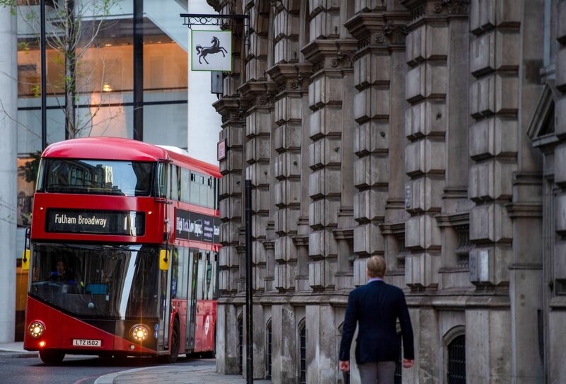 Un autobús de dos pisos pasa por delante de una sucursal bancaria de Lloyds Banking Group Plc en la City de Londres, Reino Unido, el martes 26 de abril de 2022. Un autobús de dos pisos pasa por delante de una sucursal bancaria de Lloyds Banking Group Plc en la City de Londres, Reino Unido, el martes 26 de abril de 2022.