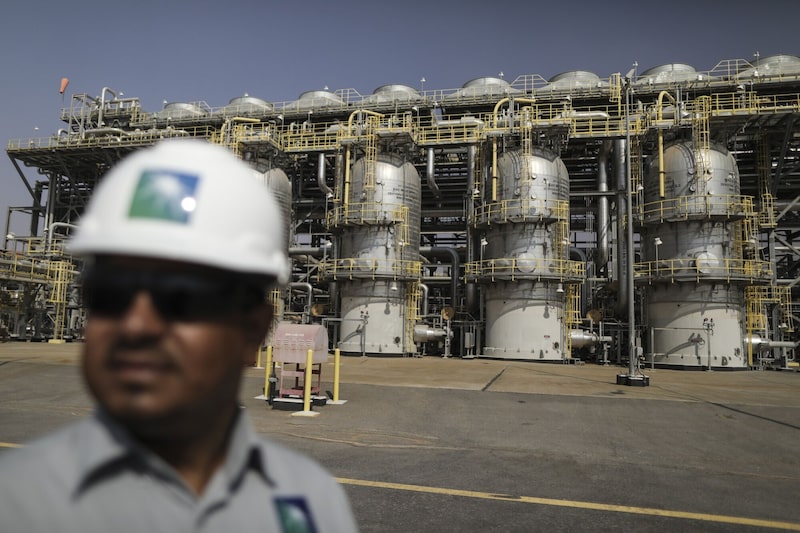 Un empleado visita las instalaciones de líquidos de gas natural (LGN) en el yacimiento petrolífero de Shaybah de Saudi Aramco, en el desierto de Rub' Al-Khali, también conocido como el "Cuarto Vacío", en Shaybah, Arabia Saudita. Un empleado visita las instalaciones de líquidos de gas natural (LGN) en el yacimiento petrolífero de Shaybah de Saudi Aramco, en el desierto de Rub' Al-Khali, también conocido como el "Cuarto Vacío", en Shaybah, Arabia Saudita.