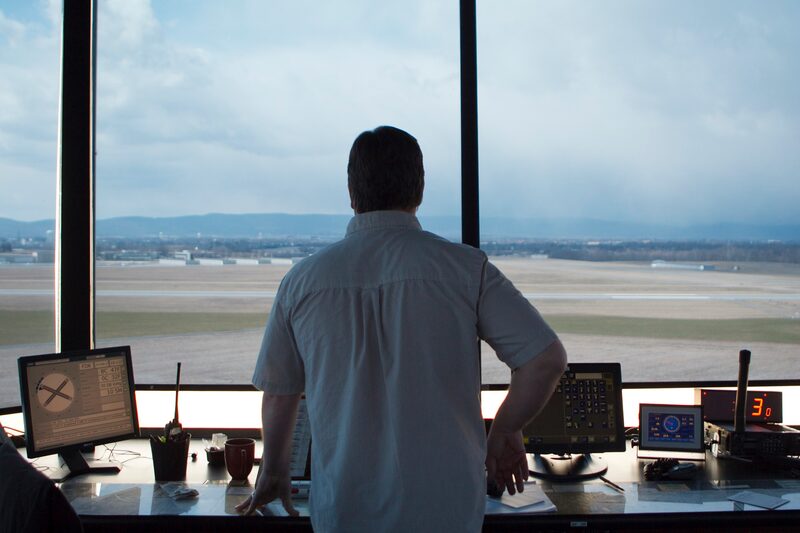 Un controlador aéreo especializado trabaja en la torre de control del Aeropuerto Municipal de Frederick, en Frederick, Maryland (EE. UU.), el miércoles 27 de marzo de 2013. Un controlador aéreo especializado trabaja en la torre de control del Aeropuerto Municipal de Frederick, en Frederick, Maryland (EE. UU.), el miércoles 27 de marzo de 2013.