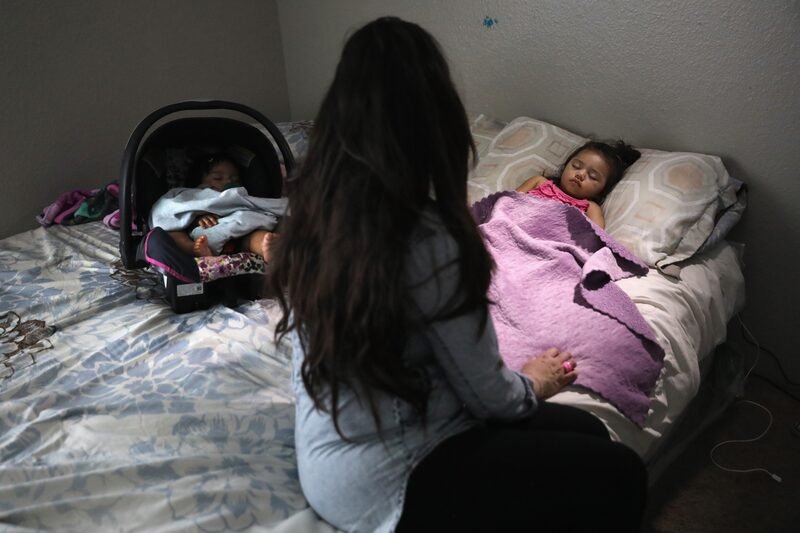 La 14ª Enmienda de la Constitución estadounidense se ha interpretado durante mucho tiempo como que otorga la ciudadanía a casi todos los bebés nacidos en suelo estadounidense. La 14ª Enmienda de la Constitución estadounidense se ha interpretado durante mucho tiempo como que otorga la ciudadanía a casi todos los bebés nacidos en suelo estadounidense.