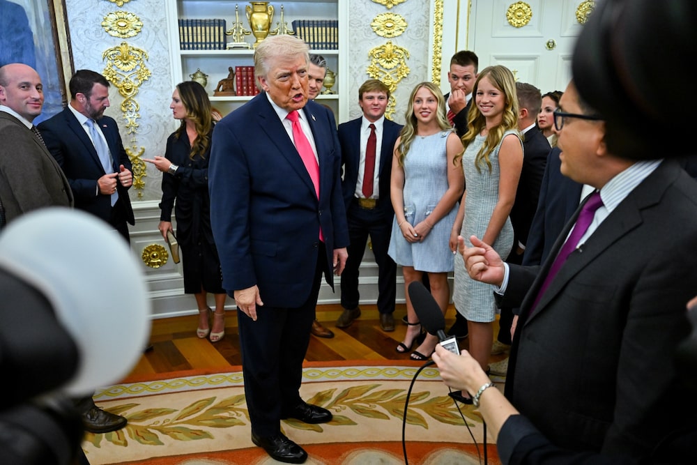 El presidente Trump pronuncia un discurso tras la ceremonia de juramento celebrada en el Despacho Oval de la Casa Blanca en Washington, D.C., el 24 de marzo. El presidente Trump pronuncia un discurso tras la ceremonia de juramento celebrada en el Despacho Oval de la Casa Blanca en Washington, D.C., el 24 de marzo.