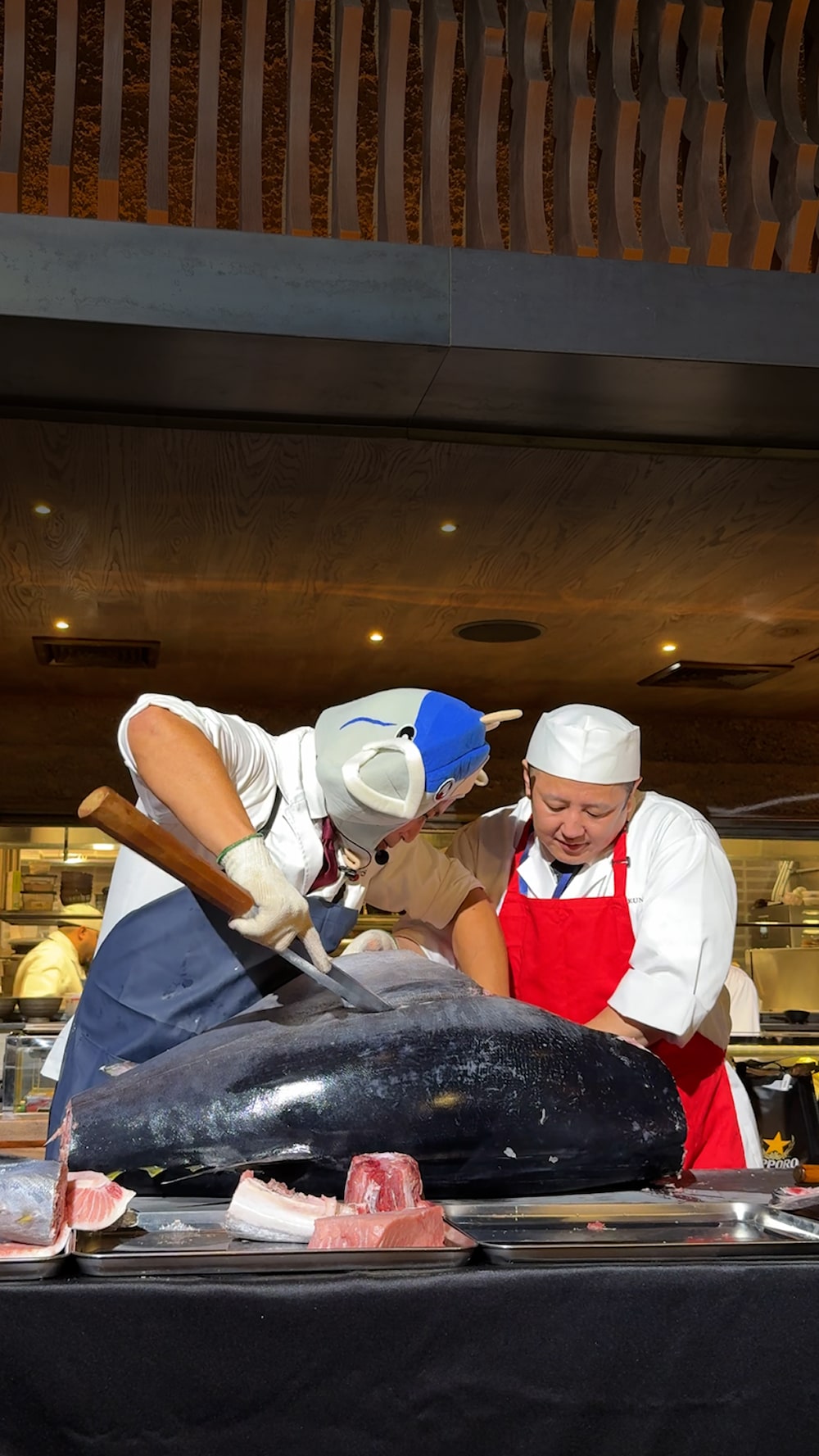 Los restaurantes de sushi organizan espectáculos de despiece de atún durante la cena Los restaurantes de sushi organizan espectáculos de despiece de atún durante la cena