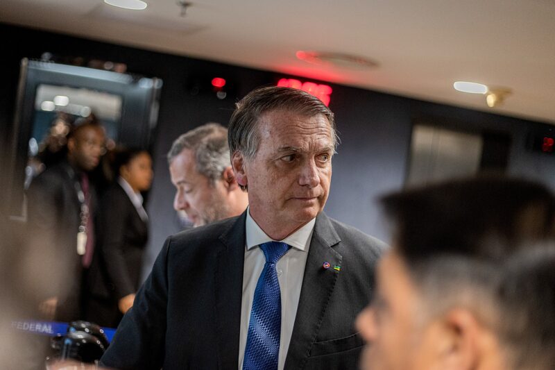 O ex-presidente brasileiro Jair Bolsonaro será obrigado a usar um monitor eletrônico no tornozelo depois que a polícia cumpriu mandados de busca contra ele na sexta-feira (18), segundo a imprensa O ex-presidente brasileiro Jair Bolsonaro será obrigado a usar um monitor eletrônico no tornozelo depois que a polícia cumpriu mandados de busca contra ele na sexta-feira (18), segundo a imprensa