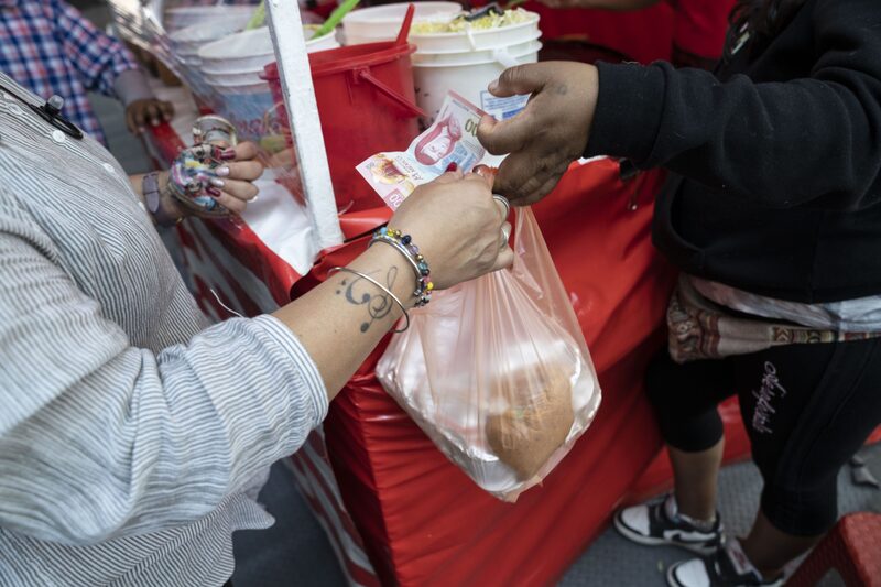 A customer buys lunch at a food stand in Mexico City, Mexico, on Tuesday, May 9, 2023. Mexico's annual inflation slowed for the third straight month in April, boosting chances that the central bank ends its record tightening cycle at next week's policy meeting. Photographe A customer buys lunch at a food stand in Mexico City, Mexico, on Tuesday, May 9, 2023. Mexico's annual inflation slowed for the third straight month in April, boosting chances that the central bank ends its record tightening cycle at next week's policy meeting. Photographe