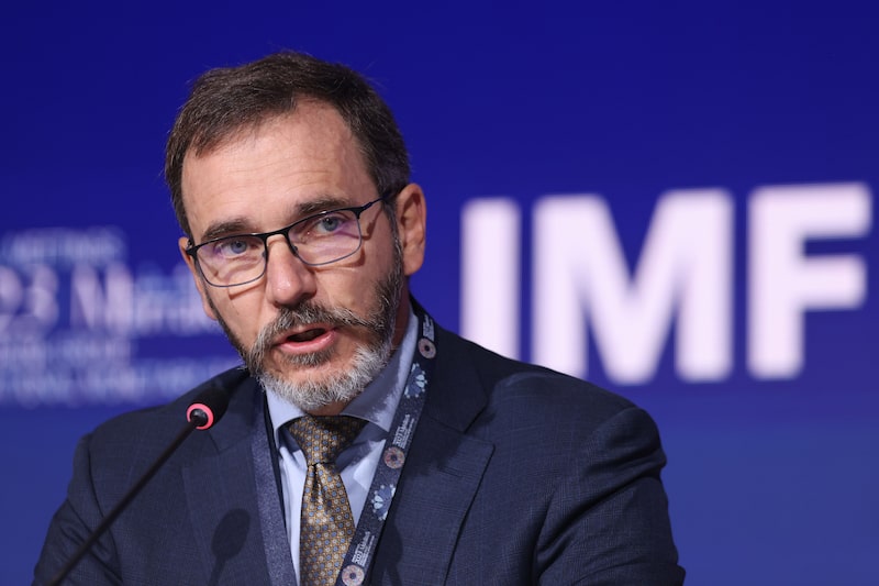 Pierre-Olivier Gourinchas, director del departamento de investigación del FMI, habla sobre las perspectivas económicas mundiales el 10 de octubre de 2023 Pierre-Olivier Gourinchas, director del departamento de investigación del FMI, habla sobre las perspectivas económicas mundiales el 10 de octubre de 2023