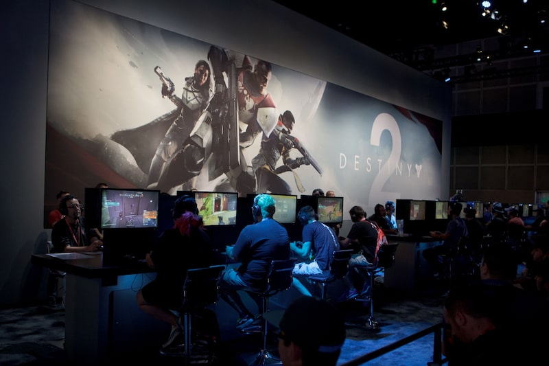 Asistentes juegan Destiny 2" desarrollado por Bungie Inc. y publicado por Activision Blizzard Inc. durante la Exposición de Entretenimiento Electrónico E3 en Los Ángeles. Asistentes juegan Destiny 2" desarrollado por Bungie Inc. y publicado por Activision Blizzard Inc. durante la Exposición de Entretenimiento Electrónico E3 en Los Ángeles.